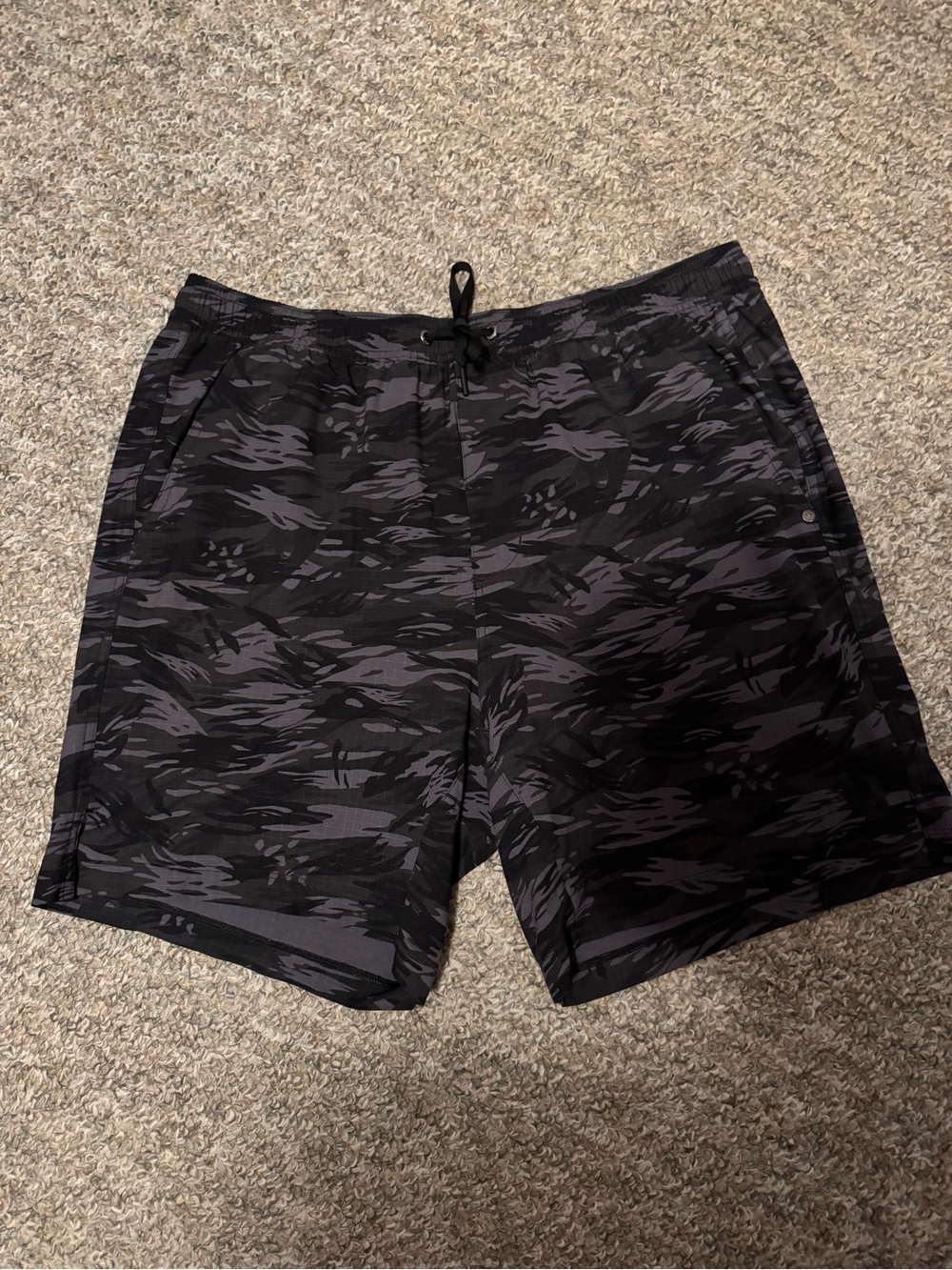 Vuori Men’s HardKore Short Lined 7” Black Riptide Camo size XL